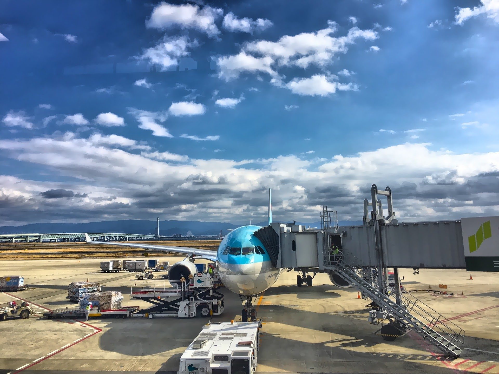 飛行機の床下には、世界が詰まっている？