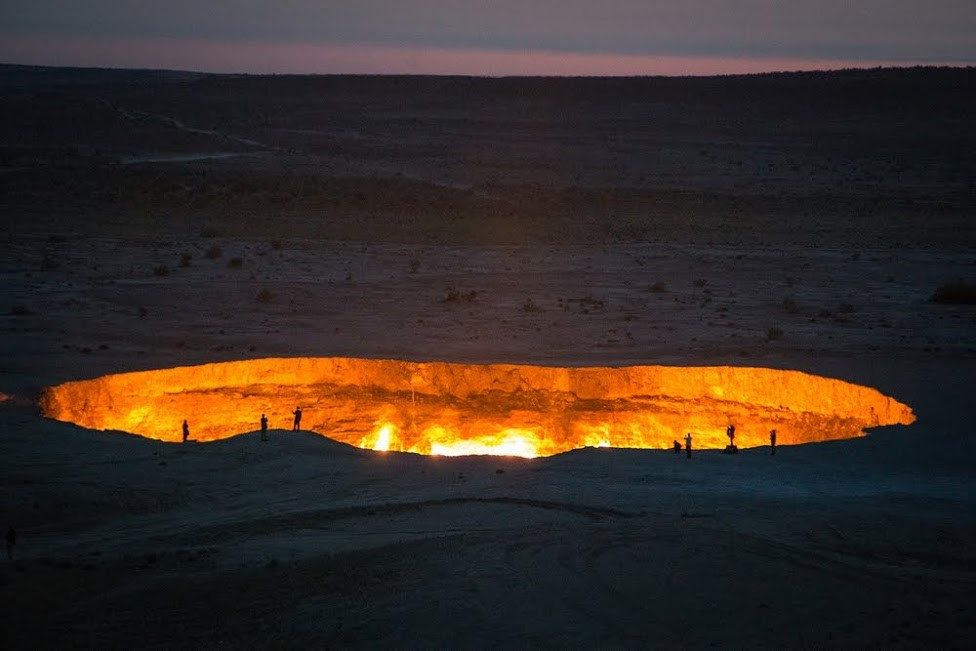 地獄の門…40年以上燃え続けているクレーター