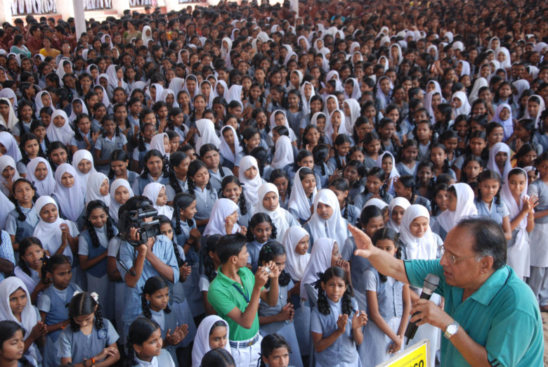 インドの学校におけるたばこ反対キャンペーンのようす