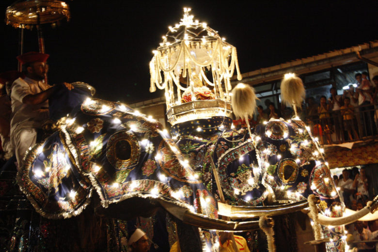 仏教の祭典：エサラ・ペラヘラ祭り