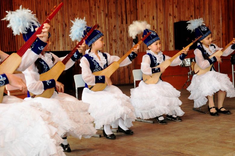 指が踊る？キルギスの伝統楽器