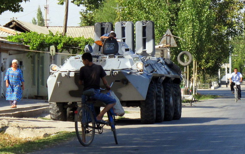 路上の装甲車