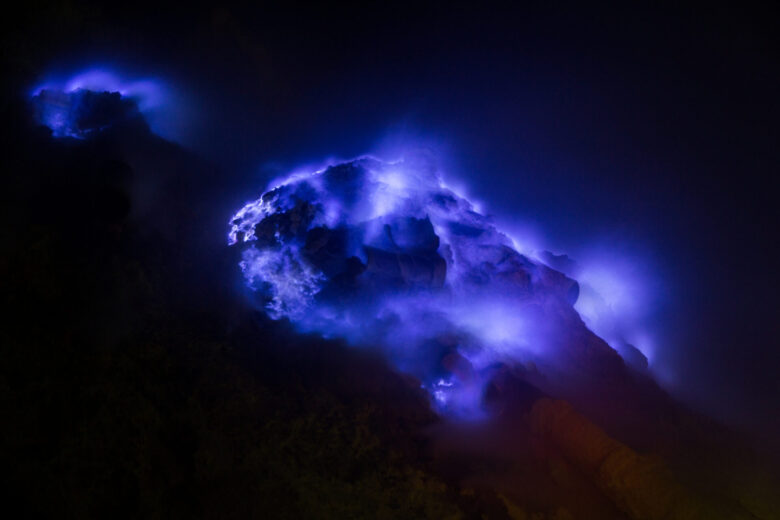 神秘の青い火山
