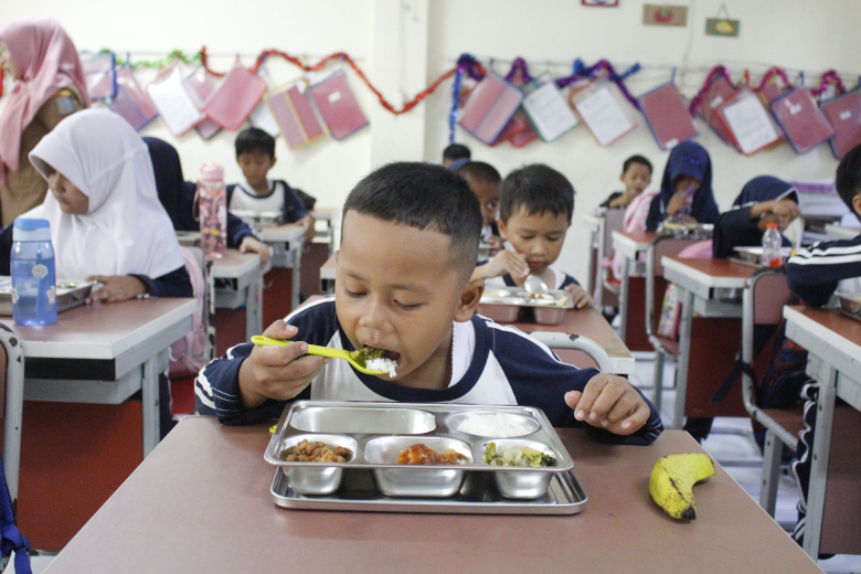 インドネシア：無償の学校給食の提供開始